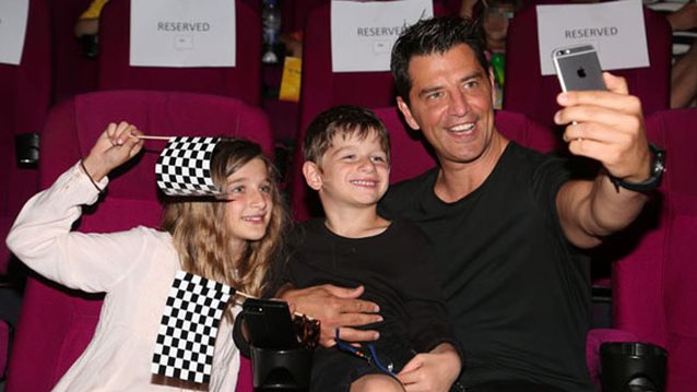 Σάκης Ρουβάς: Στον κινηματογράφο με τα παιδιά του: Όλες οι φωτογραφίες