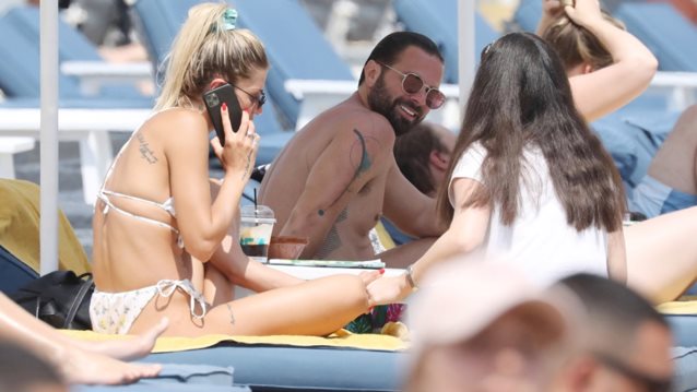 Ο Ηλίας Βρεττός με τη σύντροφό του στη Μύκονο