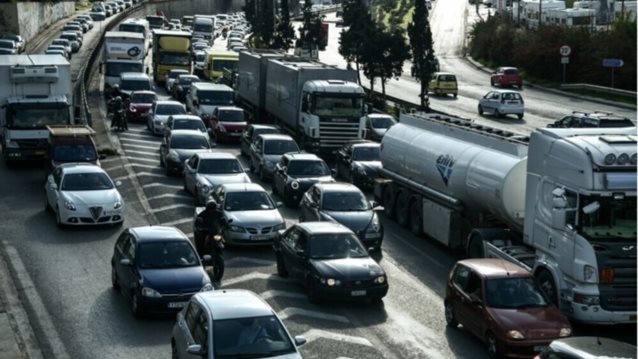 Απελπισία στον Κηφισό: Μποτιλιάρισμα και στα δύο ρεύματα με ουρές 15 χλμ - Καθυστερήσεις στην Αττική Οδό - Live η κίνηση