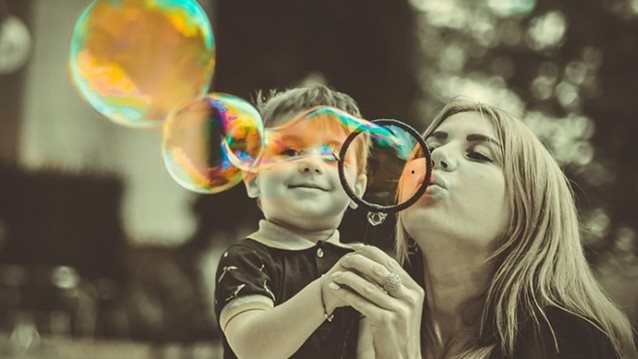MamaPost by The Mamagers: «Καλός γονιός είναι αυτός που &quot;επιτρέπει&quot; στο παιδί να ανοίξει τα φτερά του»