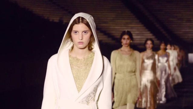 Dior Cruise 2022 | Μια ωδή στο αρχαιοελληνικό παρελθόν αλλά με το βλέμμα στραμμένο στο μέλλον