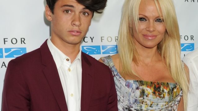 Pamela Anderson : Ο 18χρονος γιος της είναι εξίσου hot με τη μαμά του: Δείτε φωτογραφίες!