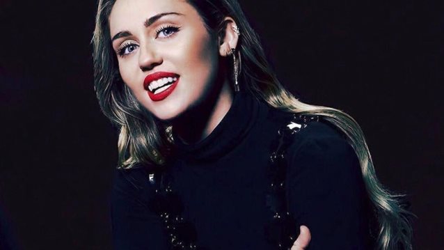 Miley Cyrus: Φόρεσε ένα από τα πιο ωραία νυφικά του 2018

