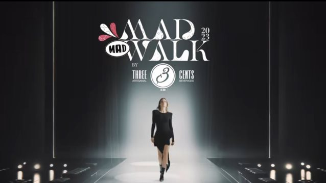 Madwalk 2023 | Η εκθαμβωτική εμφάνιση της Βίκυς Καγιά στην έναρξη του show