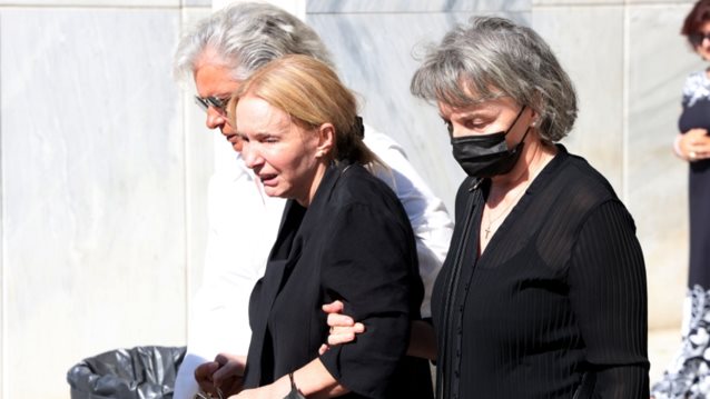 Το τελευταίο αντίο στον Γιάννη Μόρτζο - Συντετριμμένη η σύζυγός του, Γιούλη Ζήκου