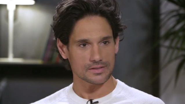 Ο Πάνος Βλάχος στο πλευρό της Νατάσσας Μποφίλιου μετά τις αντιδράσεις για την αντιπολεμική συναυλία