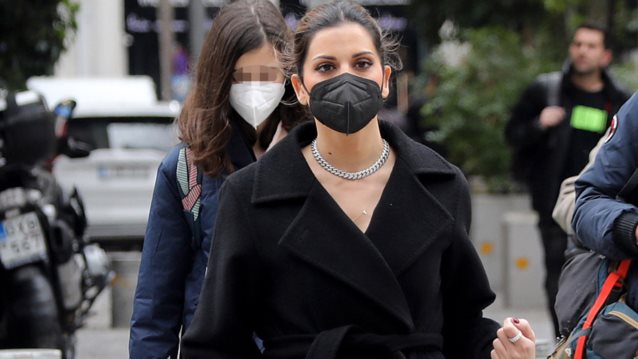 Η Σταματίνα Τσιμτσιλή σε καθημερινά στιγμιότυπα στο κέντρο της Αθήνας