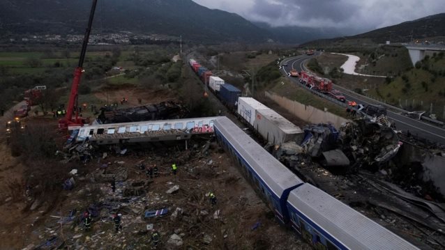 Συγκίνηση στο μνημόσυνο για τα θύματα στα Τέμπη - Εριξαν λουλούδια στις σιδηροδρομικές γραμμές