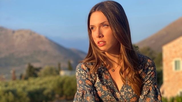 H Αφροδίτη Λιάντου σου δείχνει πώς θα φορέσεις σωστά το κόκκινο σακάκι