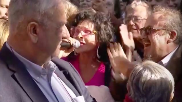 Η Σοφία Βόσσου τραγούδησε την &quot;Άνοιξη&quot; στα γραφεία του Στέφανου Κασσελάκη