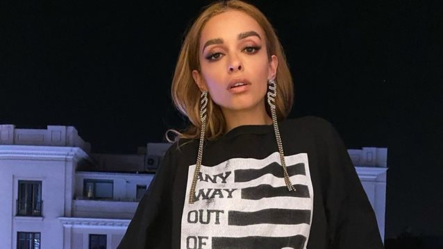 Η Ελένη Φουρέιρα φορά με τον πιο cool τρόπο τις mini φούστες σου