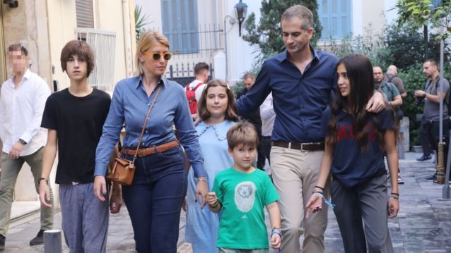 Ο Κώστας Μπακογιάννης στην κάλπη μαζί με τη Σία Κοσιώνη και τα τέσσερα παιδιά του