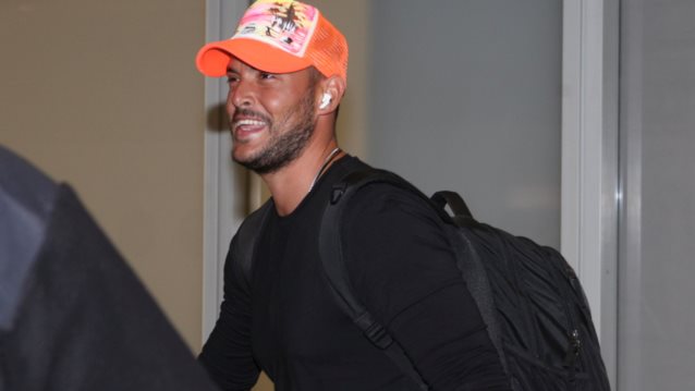 Ο Σάκης Αρσενίου επέστρεψε από Άγιο Δομίνικο - Φωτογραφίες από την άφιξη του τραγουδιστή