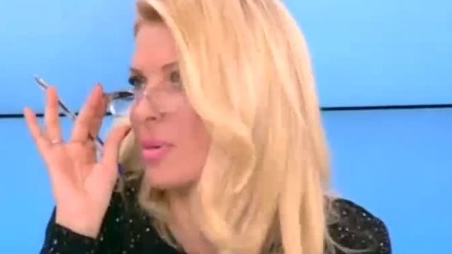 Ελένη Μενεγάκη : Στον αέρα της εκπομπής της με τα γυαλιά της!