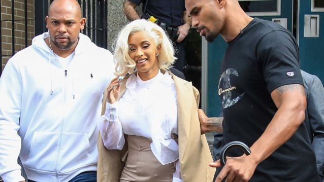 Cardi B: Παραδόθηκε στην αστυνομία &amp; συνελήφθη! Τι συνέβη;