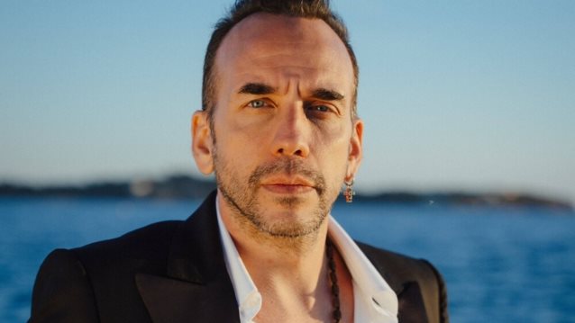 Πάνος Μουζουράκης | Κυκλοφόρησε το νέο του album με τίτλο "Μεγαλώνω"