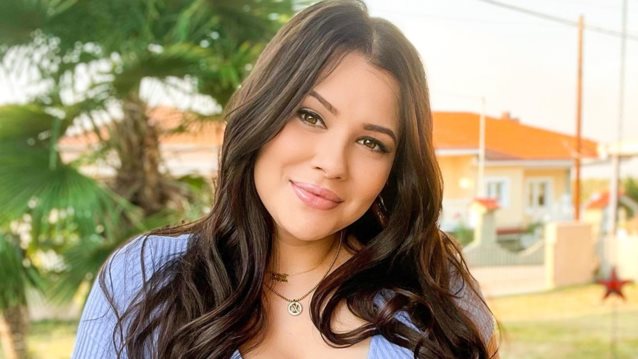 Η Λάουρα Νάργες ποζάρει με τον γιο της και τον Χρήστο Σαντικάι