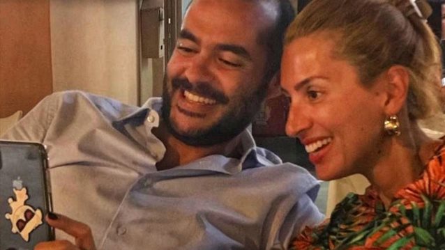 Μαρία Ηλιάκη – Στέλιος Μανουσάκης : Δες το στολισμένο σπίτι τους στη Ζυρίχη και τα κόκκινα τριαντάφυλλα που της προσέφερε