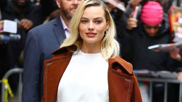 Margot Robbie: Φόρεσε την πιο κομψή ολόσωμη φόρμα της σεζόν
