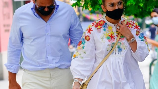 Jennifer Lopez: Φορεσε το πιο ομορφο καλοκαιρινο Valentino φορεμα σε βολτα της με τον A-Rod