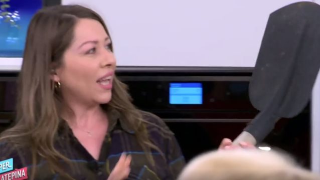 Η Κατερίνα Λένη εμφανίσθηκε "Super Κατερίνα" με ... φτυάρι" - Ο επικός διάλογος με την Κατερίνα Καινούργιου