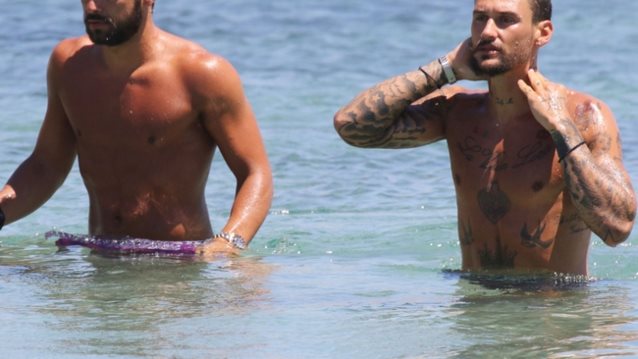 Νίκος Παντίδος- Γιάννης Παναγιωτόπουλος: Χαλαρές στιγμές στην παραλία: Φωτογραφίες