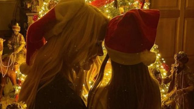 Η Ελένη Μενεγάκη ποζάρει με τη μικρή Μαρίνα στο πιο χριστουγεννιάτικο σκηνικό