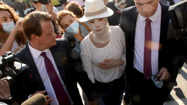 Επίθεση με βιτριόλι: Στο δικαστήριο η Ιωάννα - Συγκλονιστική εμφάνιση με τη μάσκα στο πρόσωπο