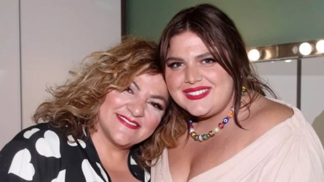 Βίκυ Σταυροπούλου - Δανάη Μπάρκα | Μαμά και κόρη ποζάρουν με ελάχιστο μακιγιάζ λίγο πριν το τέλος της πρώτης τους θεατρικής συνεργασίας