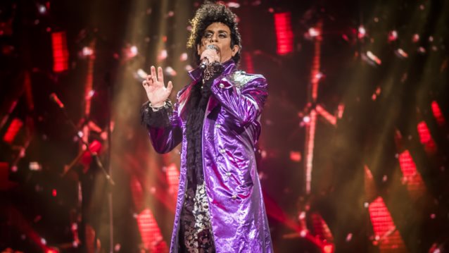 Γιώργος Μαζωνάκης: Η εντυπωσιακή μεταμφίεση ως Prince στη σκηνή του Έναστρον