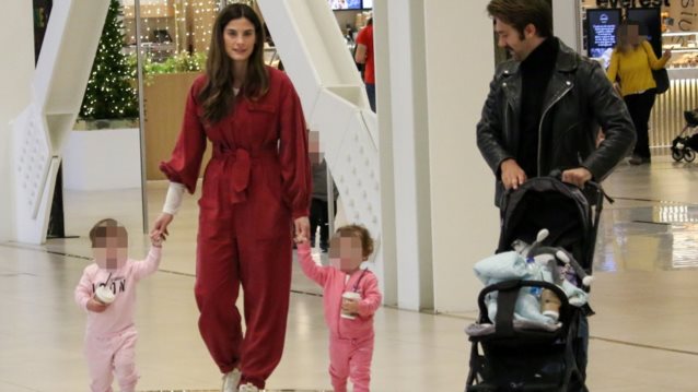 Η Χριστίνα Μπόμπα σε καθημερινά στιγμιότυπα με τις δίδυμες κόρες της