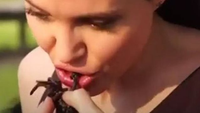 Angelina Jolie: Τρώει έντομα μπροστά στις κάμερες μαζί με τα παιδιά της!