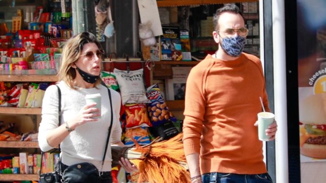 Ο Πάνος Μουζουράκης σε paparazzi στιγμιότυπα με τη σύντροφό του