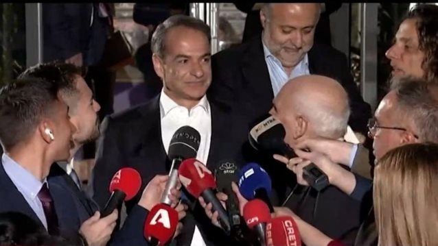 Το Photobombing του Κυριάκου Μητσοτάκη στον Γιώργο Παπαδάκη