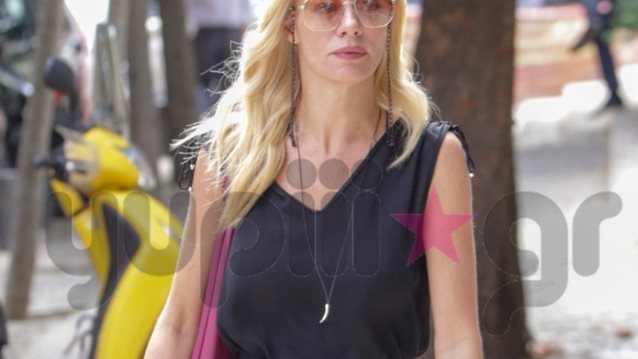 Ζέτα Μακρυπούλια: Η stylish εμφάνιση στο κέντρο της Αθήνας