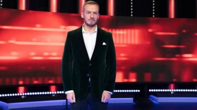 To &quot;Γεράκι&quot; του Chase βγάζει το κοστούμι | Το εντυπωσιακό άλμπουμ διακοπών του συνεργάτη της Μπεκατώρου στο MEGA