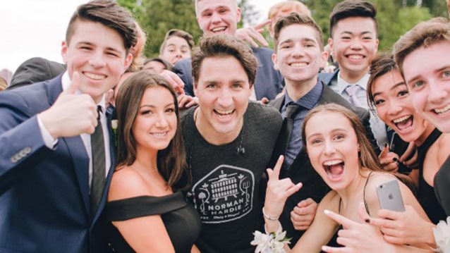 Justin Trudeau: Το απίστευτο photobombing σε σχολική φωτογραφία!
