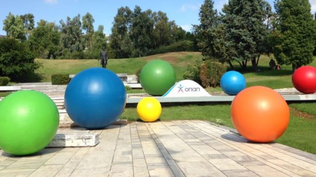 Λύθηκε ο γρίφος με τις πολύχρωμες μπάλες στην Αθήνα: Να ποιος κρύβεται πίσω από το μυστήριο!