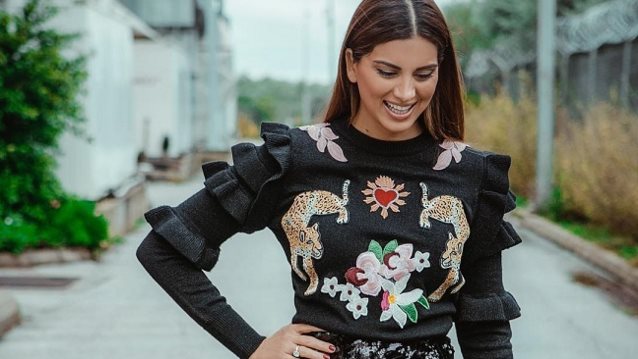 Σταματίνα Τσιμτσιλή: Η καρό φούστα που φόρεσε είναι ό,τι πρέπει για το οικογενειακό χριστουγεννιάτικο τραπέζι