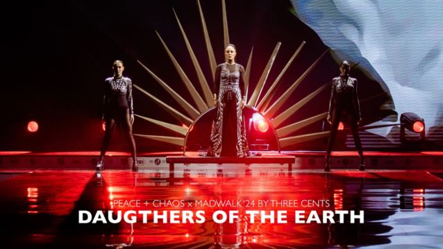 Η Peace&amp;Chaos εντυπωσίασε στο MadWalk 2024 by Three Cents με τη συλλογή &quot;Daughters of the Earth&quot; και τη φωνή της Πηνελόπης Αναστασοπούλου