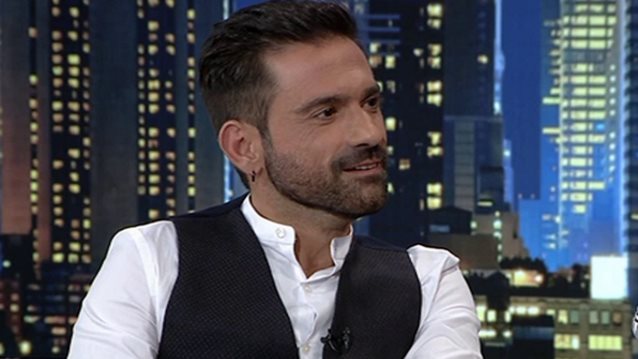 Μάνος Καζαμίας: Ο «Φίλης» του «Παρουσιάστε» στο The 2Night Show! Ο πρώτος μεγάλος τηλεοπτικός ρόλος &amp; η συνεργασία με τον Μπέζο