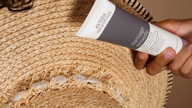 Περιποίηση μαλλιών το καλοκαίρι: Τα προϊόντα Aveda που ξεχωρίσαμε στις πιο HOT τιμές