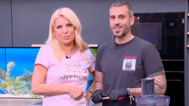 Η Ελένη Μενεγάκη στέλνει φιλιά στον Αντώνη Κανάκη μετά το τρολάρισμα