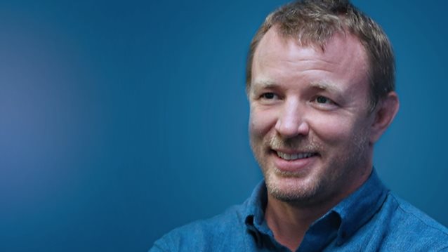 Guy Ritchie
: Μιλά για την εποχή που ήταν υδραυλικός στην Ίο