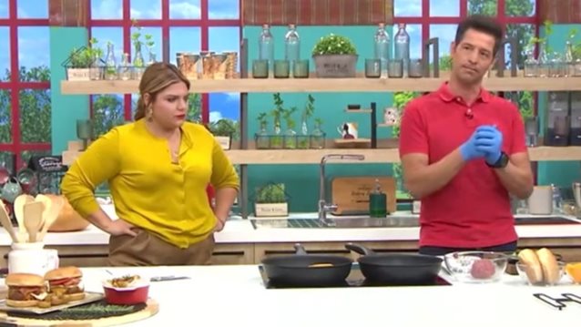 Η Συνταγή της Ημέρας: Ο Απόστολος Ρουβάς ετοιμάζει burger
