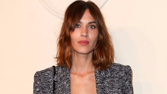 Alexa Chung: Mόλις σχεδίασε την πρώτη της τσάντα
