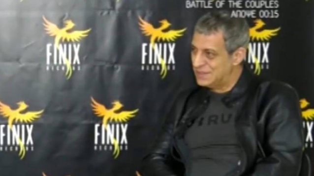 O Θέμης Αδαμαντίδης σε σπάνιες αποκαλύψεις: Το ενδεχόμενο ενός γάμου και η περιπέτεια του με τον κορονοϊό