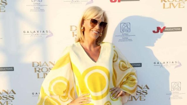 Ευχάριστες στιγμές για τη Σάσα Σταμάτη στο γάμο της αδερφής του Δημήτρη Φιντιρίκου