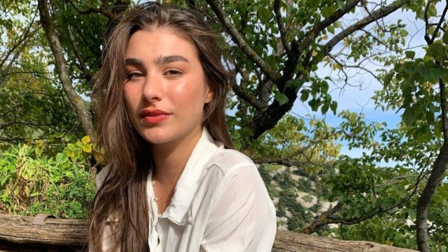 Έχετε δει την αδερφή της Χρύσας Μιχαλοπούλου; Είναι ίδιες!