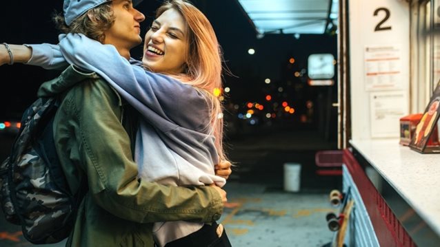 Πάμε σαν άλλοτε: Τι έχουν να μας διδάξουν οι έφηβοι για τις σχέσεις, τα ραντεβού και το σεξ